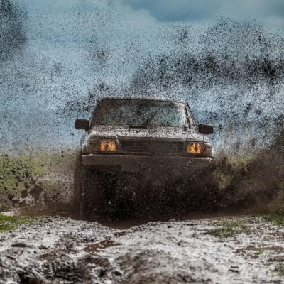 Off-road vehicle to advance bravely splashed mud